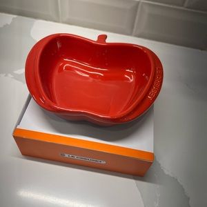 NWT Le Creuset Mini Apple Dish Stoneware in Cerise with Box